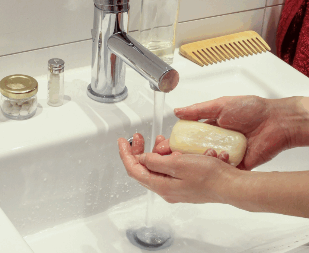 剥がした後、匂いが気になる場合は手を洗うことをおすすめします。